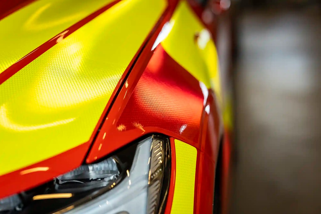 Närbild på reflexsegment med mikroprismatisk yta i Battenburg-färger – material i fokus.